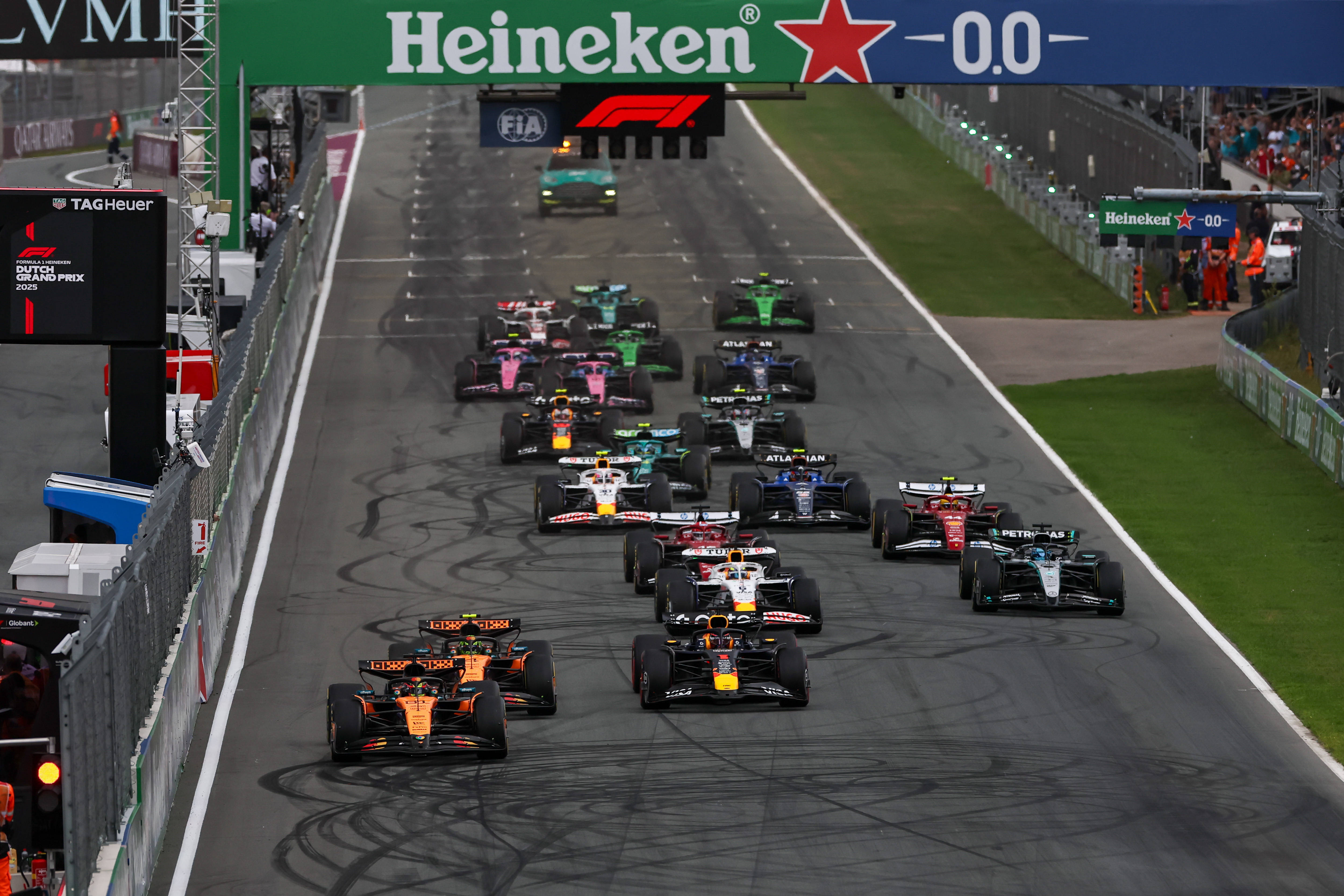 法拉利绝杀红牛二队，皮亚斯特里带队取胜